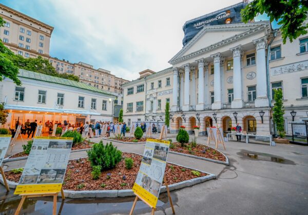 Интерьер выходит на улицу